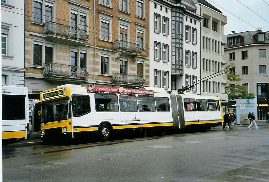 (090'608) - VBSH Schaffhausen - Nr. 112 - NAW/Hess Gelenktrolleybus am 11. November 2006 beim Bahnhof Schaffhausen