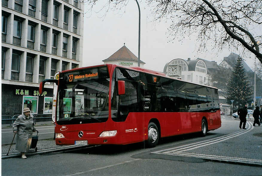 (091'034) - VAG Freiburg - Nr. 858/FR-SW 858 - Mercedes am 23. Dezember 2006 in Freiburg, Siegesdenkmal