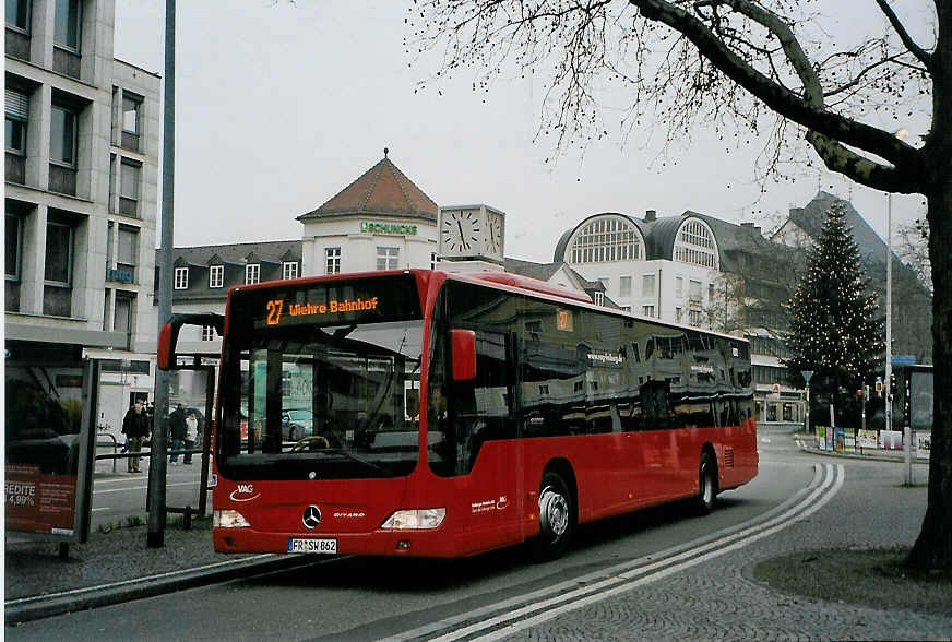 (091'101) - VAG Freiburg - Nr. 862/FR-SW 862 - Mercedes am 23. Dezember 2006 in Freiburg, Siegesdenkmal