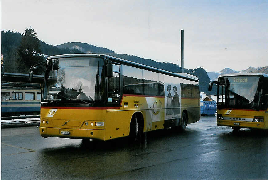 (091'201) - MOB Montreux - Nr. 25/BE 220'965 - Volvo am 31. Dezember 2006 beim Bahnhof Gstaad