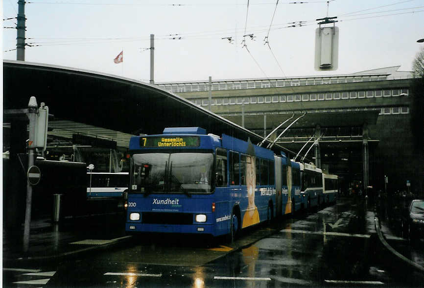(091'319) - VBL Luzern - Nr. 200 - NAW/Hess Gelenktrolleybus am 1. Januar 2007 beim Bahnhof Luzern
