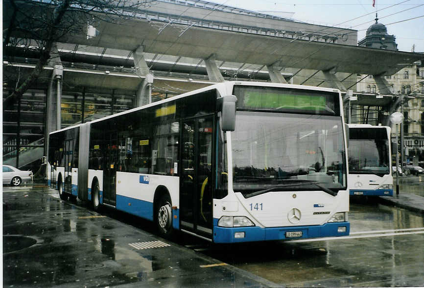 (091'320) - VBL Luzern - Nr. 141/LU 199'441 - Mercedes am 1. Januar 2007 beim Bahnhof Luzern