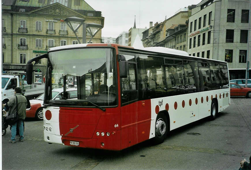 (092'120) - TPF Fribourg - Nr. 64/FR 300'304 - Volvo am 17. Februar 2007 in Fribourg, Place Python