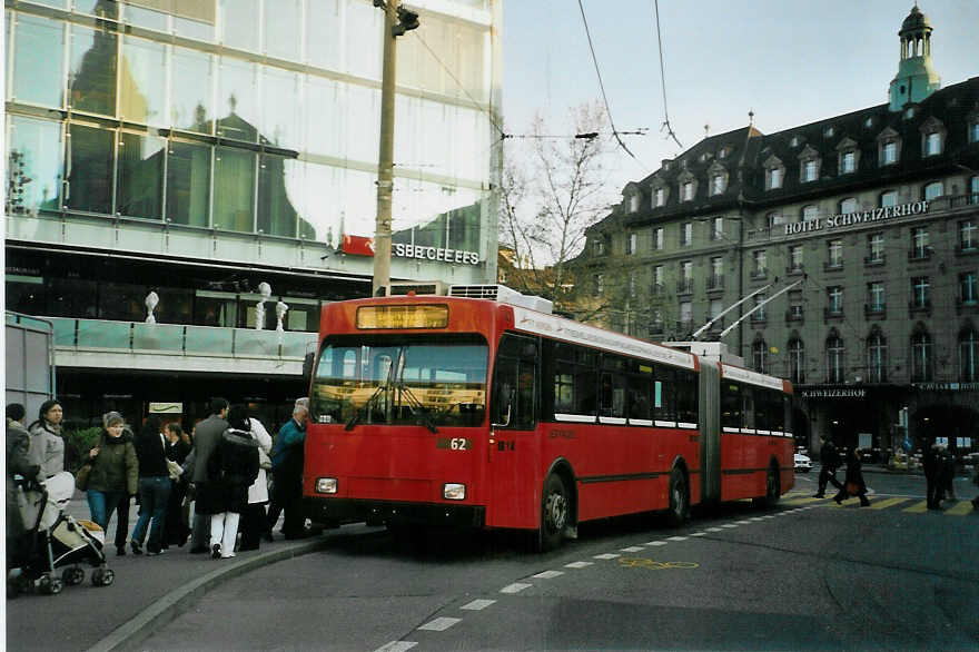 (092'232) - Bernmobil, Bern - Nr. 62 - Volvo/R&J Gelenktrolleybus am 20. Februar 2007 beim Bahnhof Bern