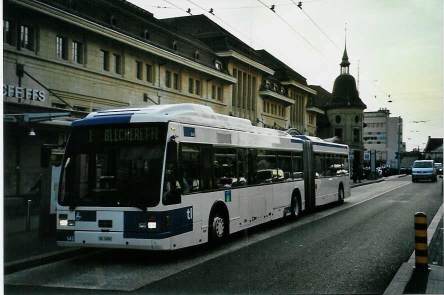 (093'008) - TL Lausanne - Nr. 542/VD 1458 - Van Hool am 17. Mrz 2007 beim Bahnhof Lausanne