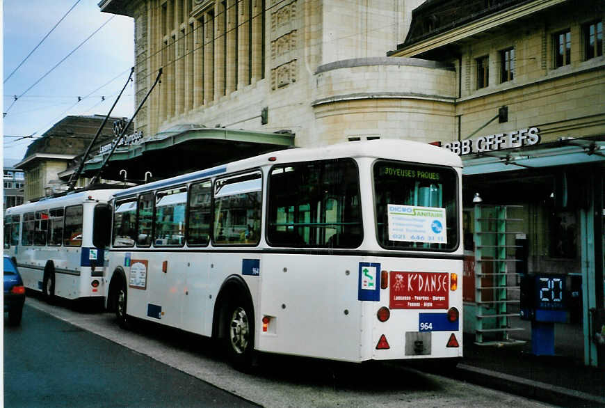(093'720) - TL Lausanne - Nr. 964 - Rochat/Lauber Personenanhnger am 7. April 2007 beim Bahnhof Lausanne