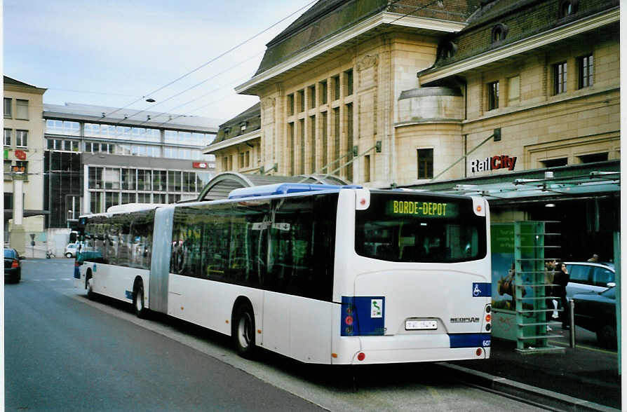 (093'727) - TL Lausanne - Nr. 607/VD 1547 - Neopolan am 7. April 2007 beim Bahnhof Lausanne