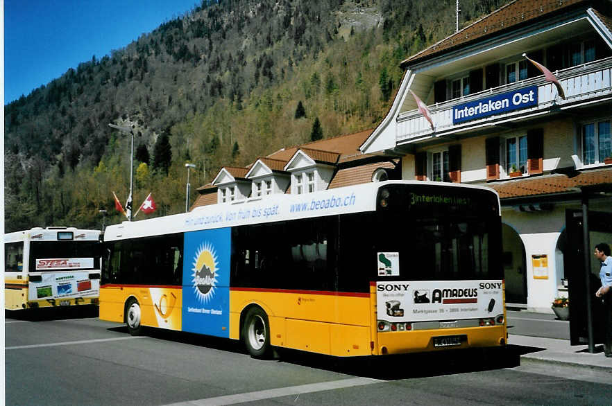 (093'823) - PostAuto Bern - BE 610'540 - Solaris am 11. April 2007 beim Bahnhof Interlaken Ost