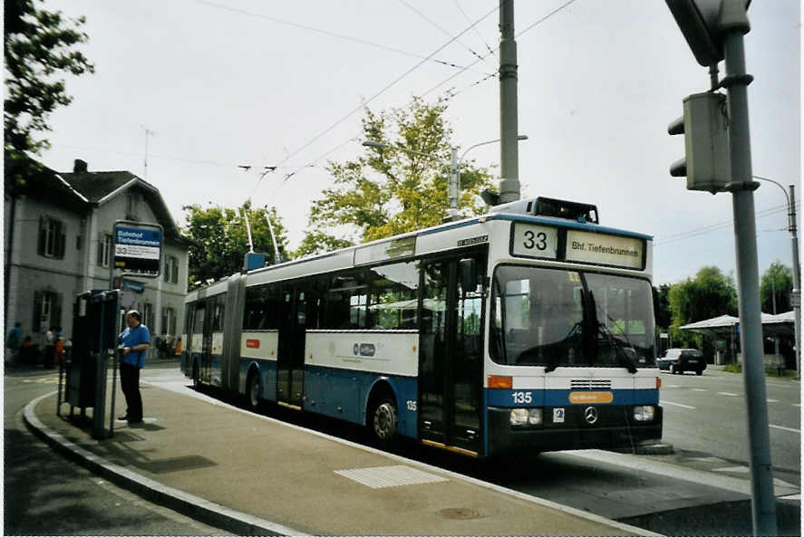 (094'614) - VBZ Zrich - Nr. 135 - Mercedes Gelenktrolleybus am 26. Mai 2007 beim Bahnhof Zrich-Tiefenbrunnen