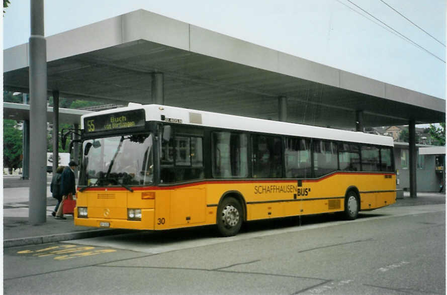 (095'127) - SB Schaffhausen - Nr. 30/SH 54'330 - Mercedes (ex Rattin, Schaffhausen Nr. 13) am 2. Juni 2007 beim Bahnhof Schaffhausen