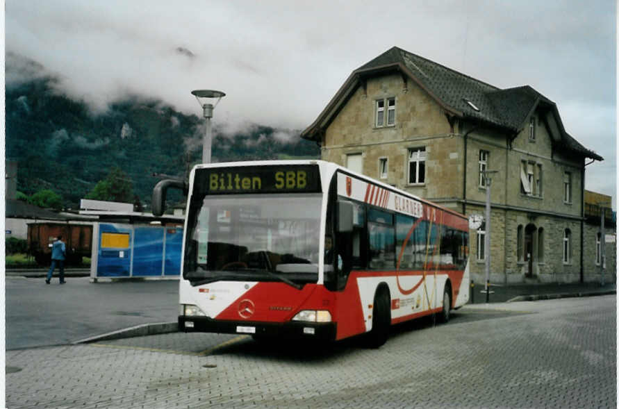 (095'210) - Niederer, Filzbach - Nr. 22/GL 95 - Mercedes am 2. Juni 2007 beim Bahnhof Nfels-Mollis