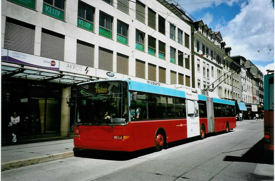 (095'915) - VB Biel - Nr. 82 - NAW/Hess Gelenktrolleybus am 7. Juli 2007 in Biel, Guisanplatz