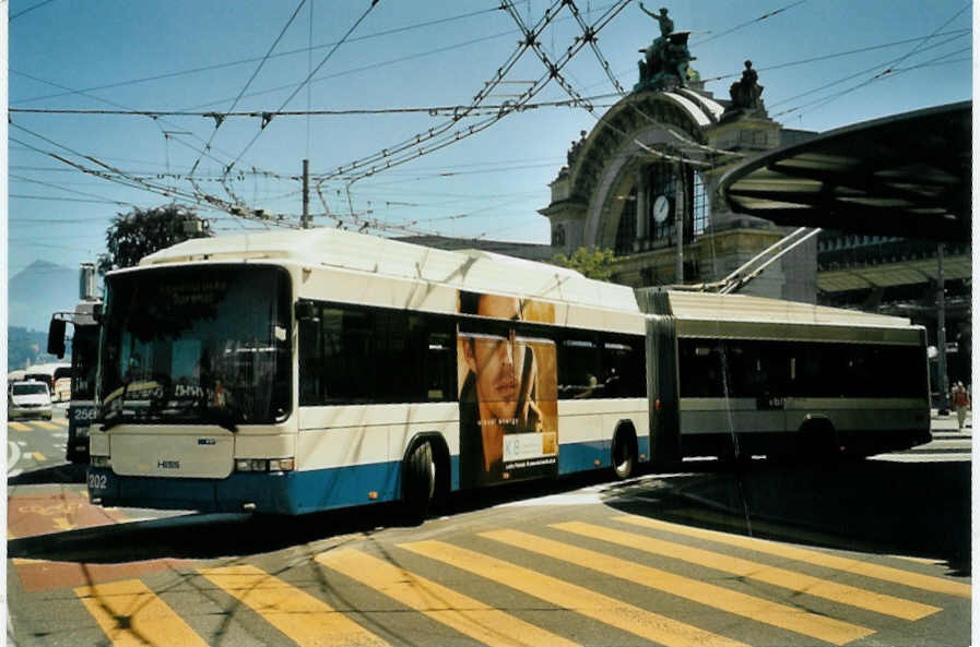 (096'206) - VBL Luzern - Nr. 202 - Hess/Hess Gelenktrolleybus am 15. Juli 2007 beim Bahnhof Luzern