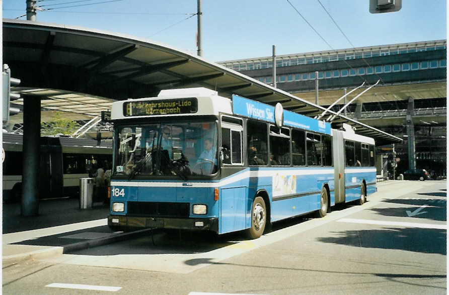 (096'305) - VBL Luzern - Nr. 184 - NAW/Hess Gelenktrolleybus am 15. Juli 2007 beim Bahnhof Luzern