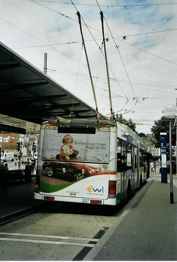 (096'802) - VBL Luzern - Nr. 207 - Hess/Hess Gelenktrolleybus am 23. Juli 2007 beim Bahnhof Luzern