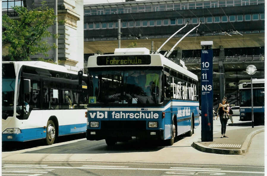 (096'812) - VBL Luzern - Nr. 253 - NAW/R&J-Hess Trolleybus am 23. Juli 2007 beim Bahnhof Luzern