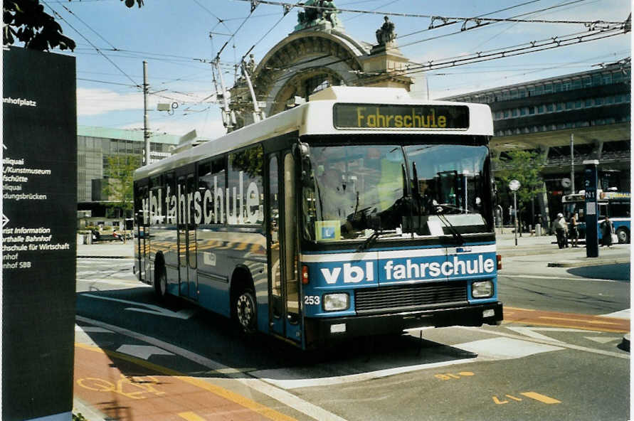 (096'813) - VBL Luzern - Nr. 253 - NAW/R&J-Hess Trolleybus am 23. Juli 2007 beim Bahnhof Luzern
