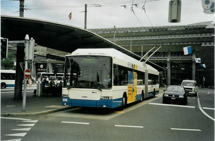 (096'823) - VBL Luzern - Nr. 206 - Hess/Hess Gelenktrolleybus am 23. Juli 2007 beim Bahnhof Luzern