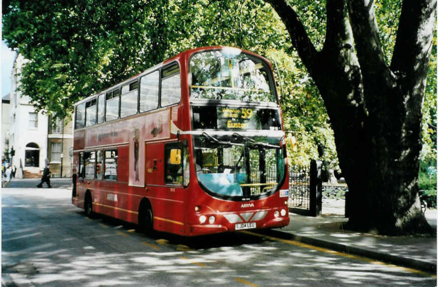 (099'012) - ARRIVA - Nr. DW 55/LJ04 LEU - VDL Bus am 25. September 2007 in London, Euston