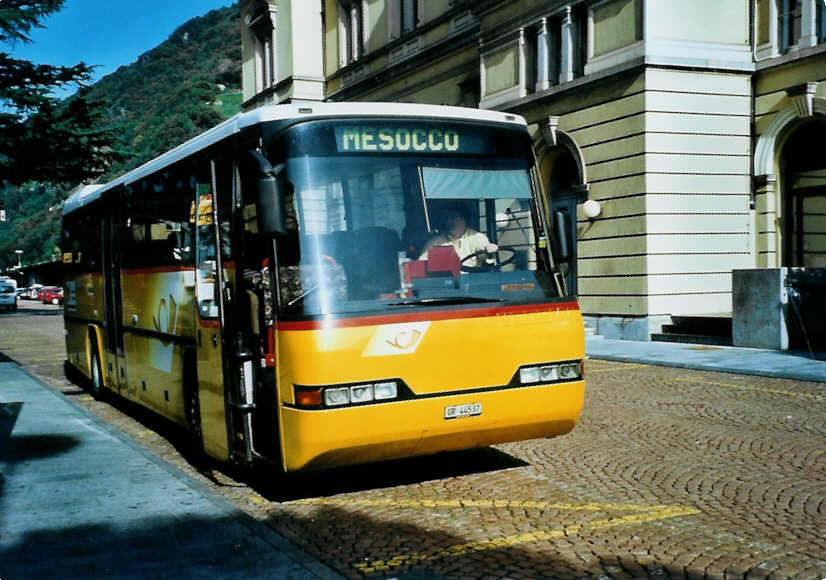 (099'715) - Mutti, San Bernardino - GR 44'537 - Neoplan (ex PostAuto Linth-Schwyz-Glarus; ex P 25'051) am 3. Oktober 2007 beim Bahnhof Bellinzona