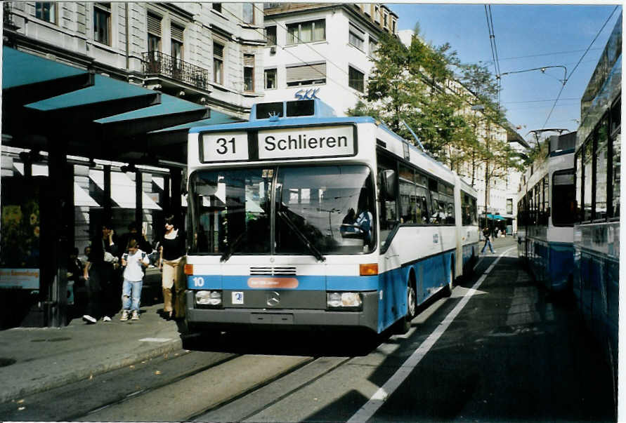 (100'103) - VBZ Zrich - Nr. 10 - Mercedes Gelenktrolleybus am 5. Oktober 2007 in Zrich, Lwenplatz