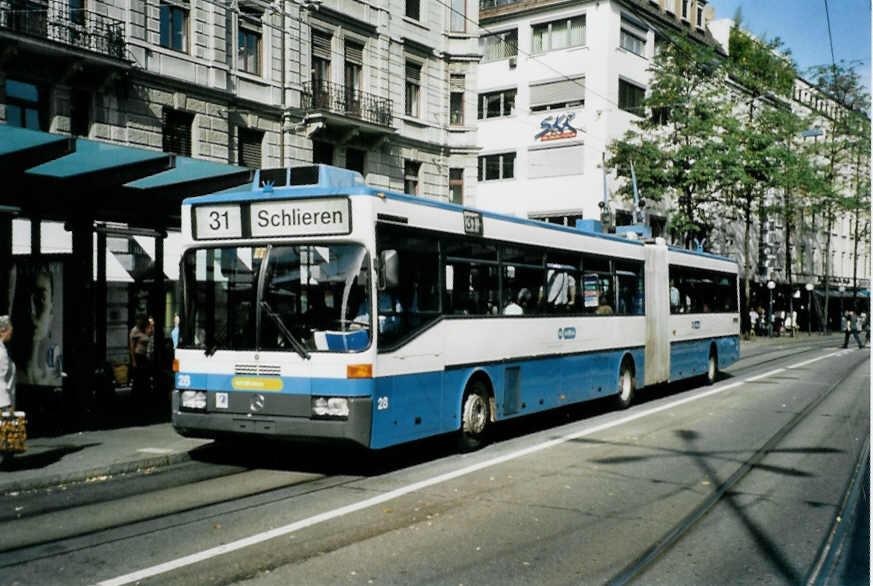 (100'110) - VBZ Zrich - Nr. 28 - Mercedes Gelenktrolleybus am 5. Oktober 2007 in Zrich, Lwenplatz