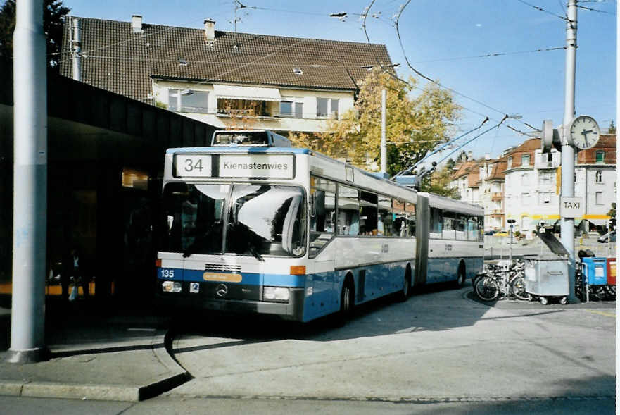 (100'116) - VBZ Zrich - Nr. 135 - Mercedes Gelenktrolleybus am 5. Oktober 2007 in Zrich, Klusplatz