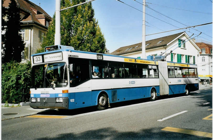 (100'120) - VBZ Zrich - Nr. 102 - Mercedes Gelenktrolleybus am 5. Oktober 2007 in Zrich, Klusplatz