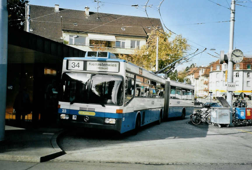 (100'125) - VBZ Zrich - Nr. 23 - Mercedes Gelenktrolleybus am 5. Oktober 2007 in Zrich, Klusplatz