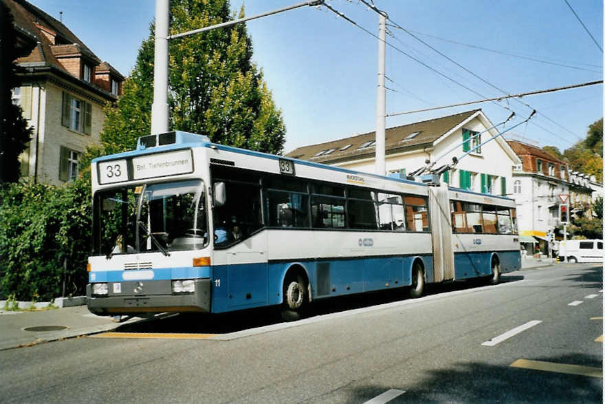 (100'129) - VBZ Zrich - Nr. 11 - Mercedes Gelenktrolleybus am 5. Oktober 2007 in Zrich, Klusplatz