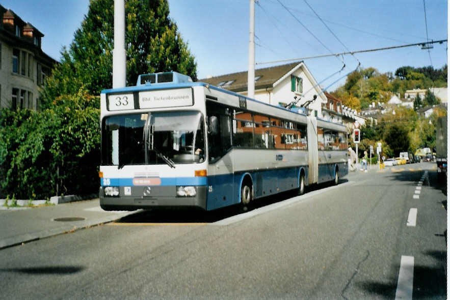 (100'131) - VBZ Zrich - Nr. 25 - Mercedes Gelenktrolleybus am 5. Oktober 2007 in Zrich, Klusplatz