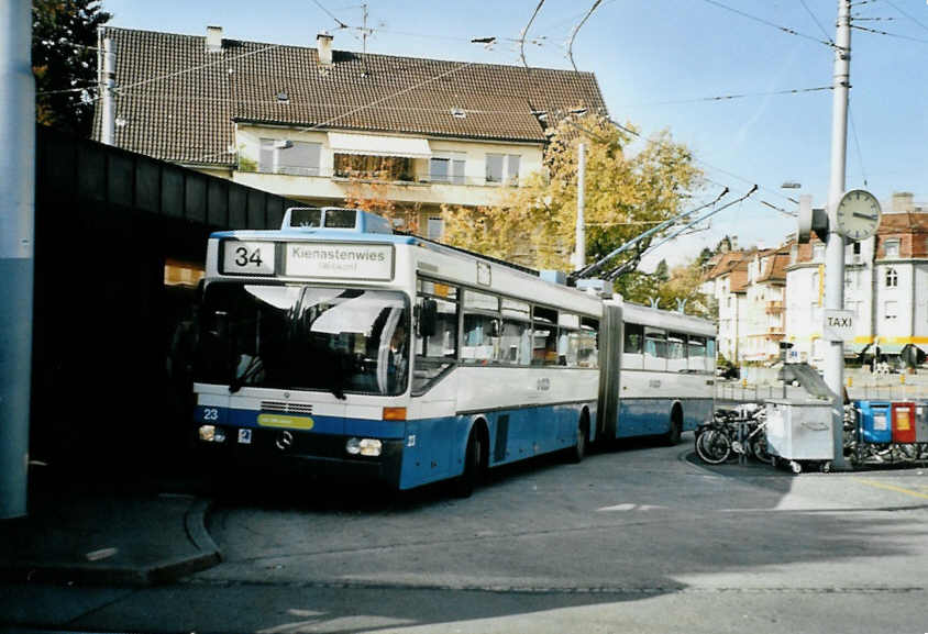 (100'133) - VBZ Zrich - Nr. 23 - Mercedes Gelenktrolleybus am 5. Oktober 2007 in Zrich, Klusplatz