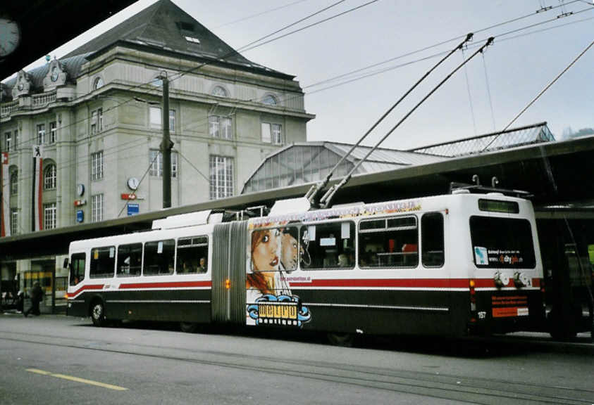 (100'325) - VBSG St. Gallen - Nr. 157 - NAW/Hess Gelenktrolleybus am 14. Oktober 2007 beim Bahnhof St. Gallen