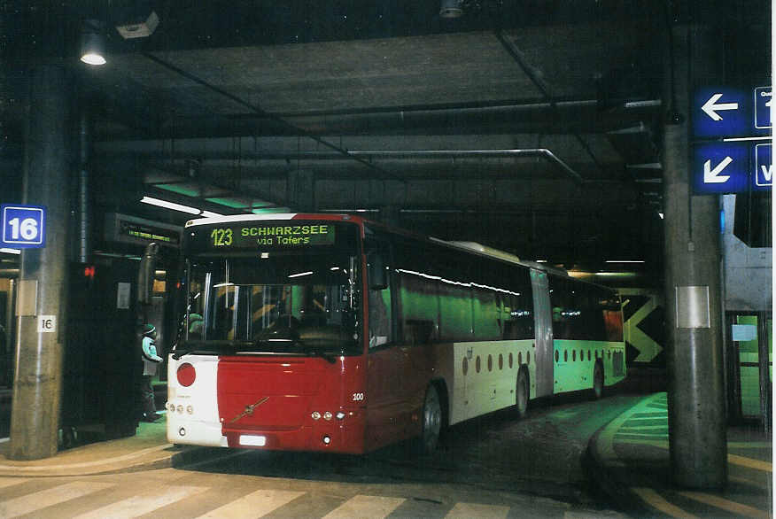 (101'110) - TPF Fribourg - Nr. 100/FR 300'223 - Volvo am 17. November 2007 in Fribourg, Busbahnhof