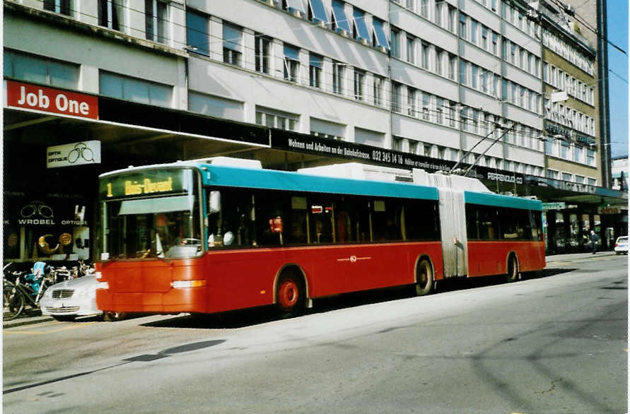 (101'214) - VB Biel - Nr. 86 - NAW/Hess Gelenktrolleybus am 18. November 2007 beim Bahnhof Biel
