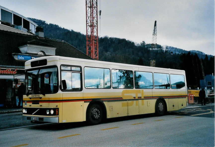 (101'818) - STI Thun - Nr. 6/BE 26'667 - Volvo/FHS (ex TSG Blumenstein Nr. 6) am 13. Dezember 2007 beim Bahnhof Thun 