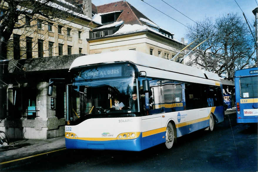 (102'136) - TC La Chaux-de-Fonds - Nr. 132 - Solaris Trolleybus am 22. Dezember 2007 beim Bahnhof La Chaux-de-Fonds 