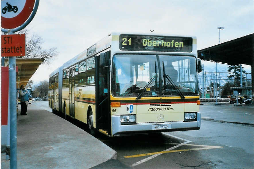 (102'729) - STI Thun - Nr. 66/BE 371'366 - Mercedes am 31. Dezember 2007 beim Bahnhof Thun (prov. Haltestelle