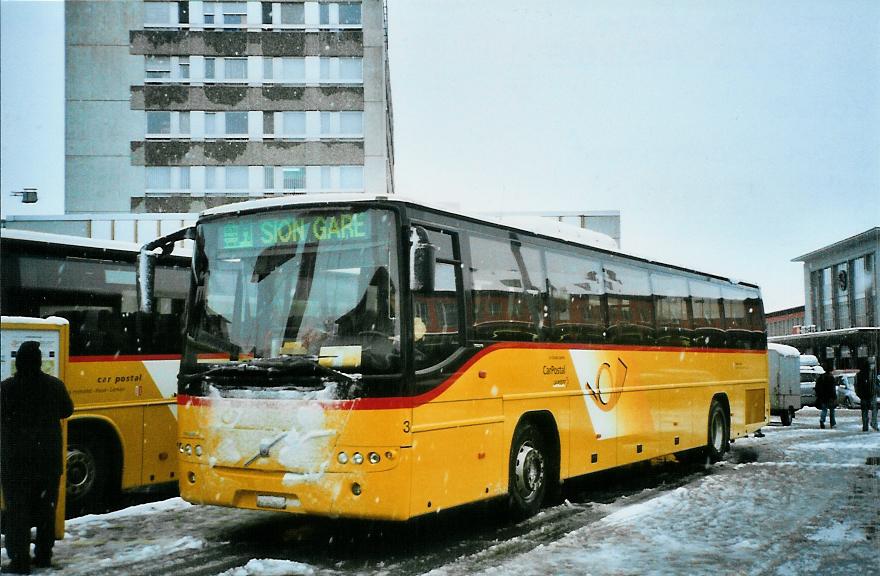 (105'624) - Lathion, Sion - Nr. 3/VS 145'605 - Volvo am 21. Mrz 2008 beim Bahnhof Sion