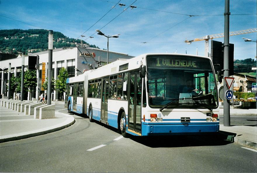(110'128) - VMCV Clarens - Nr. 6 - Van Hool Gelenktrolleybus am 10. August 2008 beim Bahnhof Vevey