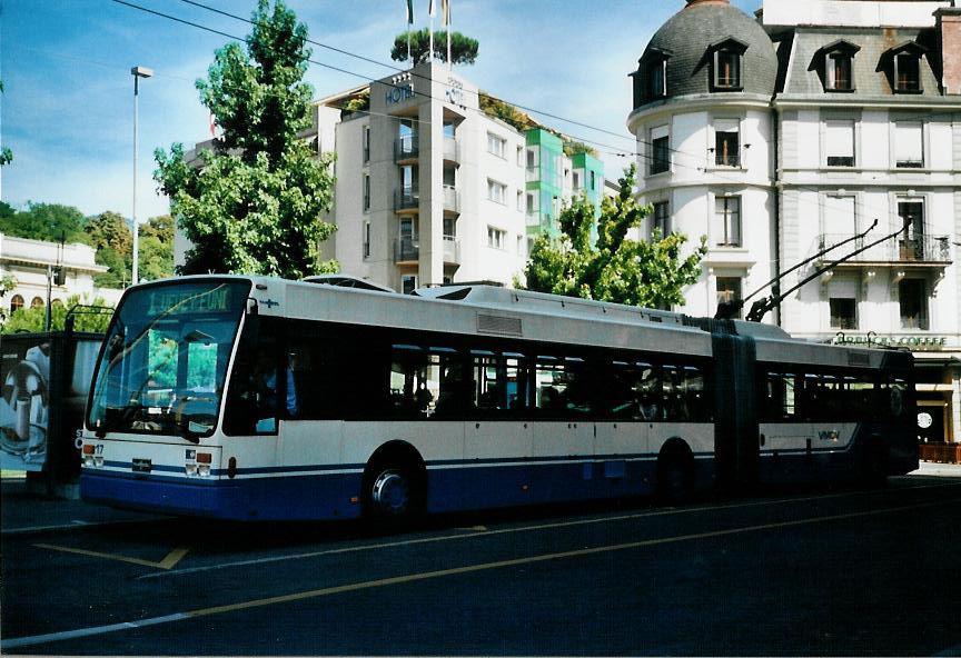 (110'132) - VMCV Clarens - Nr. 17 - Van Hool Gelenktrolleybus am 10. August 2008 beim Bahnhof Vevey