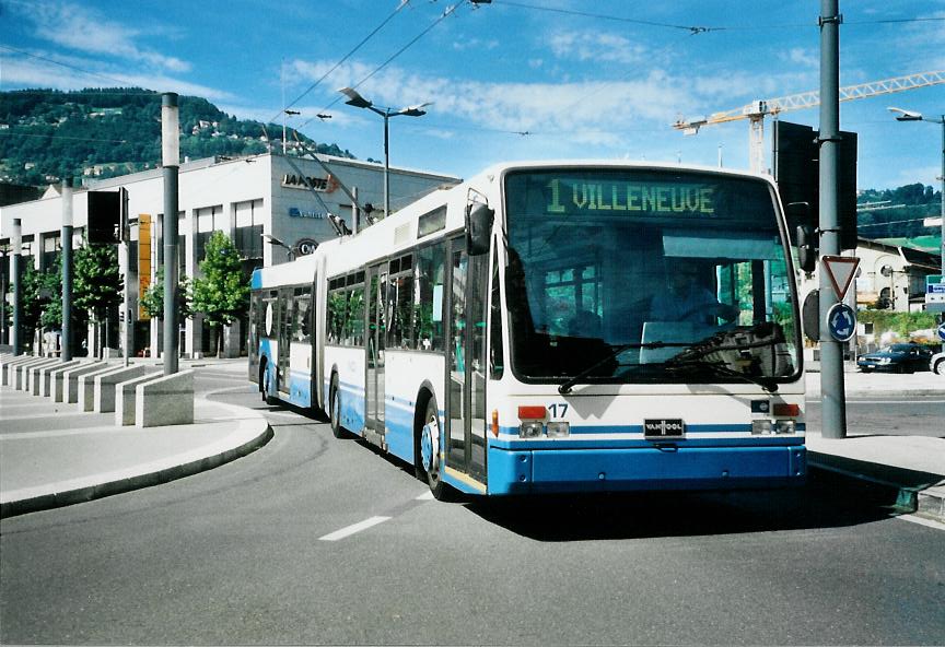 (110'201) - VMCV Clarens - Nr. 17 - Van Hool Gelenktrolleybus am 10. August 2008 beim Bahnhof Vevey