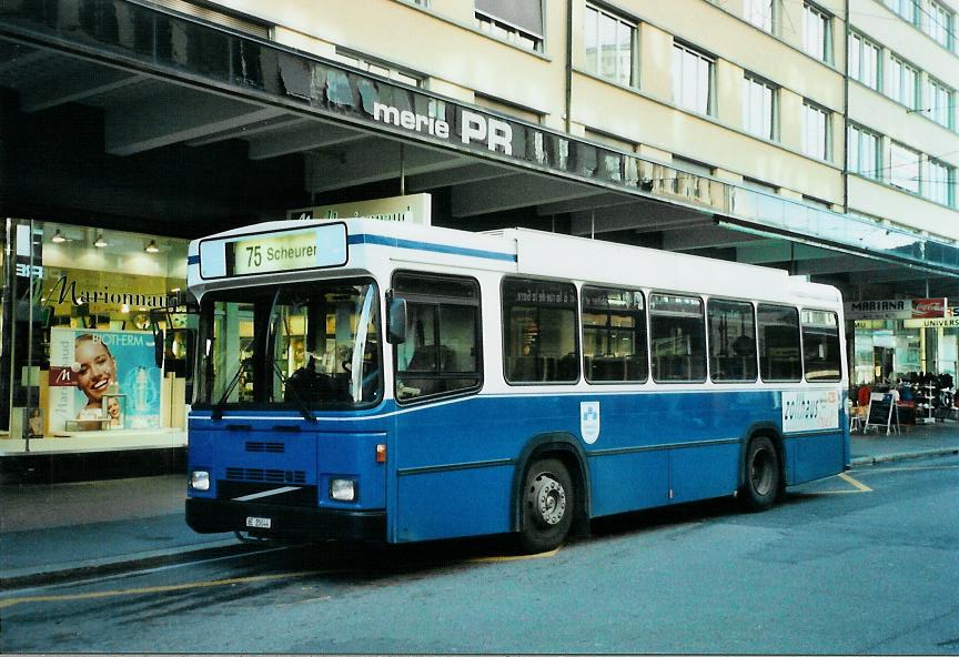 (111'901) - Binggeli, Studen - BE 20'044 - Volvo/Lauber (ex SBC Chur Nr. 16; ex Roth, Chur Nr. 29) am 10. November 2008 beim Bahnhof Biel
