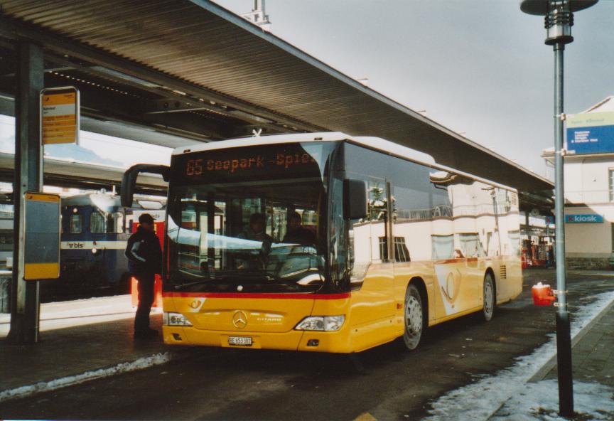 (112'915) - PostAuto Bern - BE 653'382 - Mercedes am 14. Dezember 2008 beim Bahnhof Spiez
