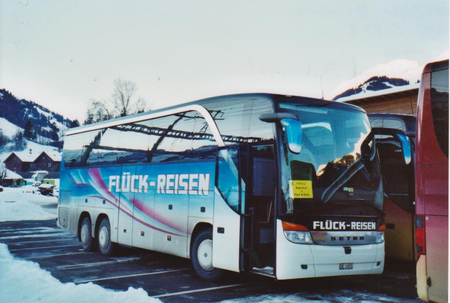 (113'620) - Flck, Brienz - BE 13'878 - Setra am 11. Januar 2009 beim Bahnhof Frutigen