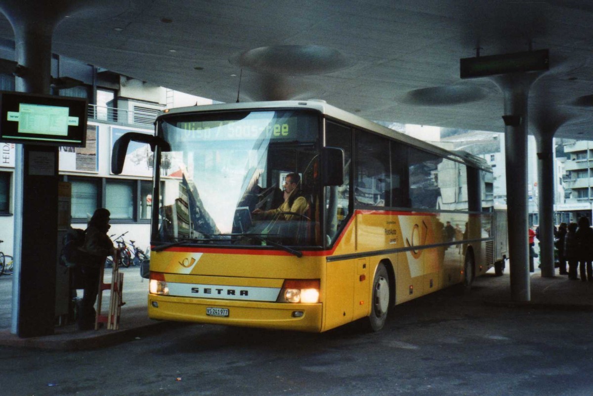 (114'332) - PostAuto Wallis - VS 241'977 - Setra am 15. Februar 2009 beim Bahnhof Visp