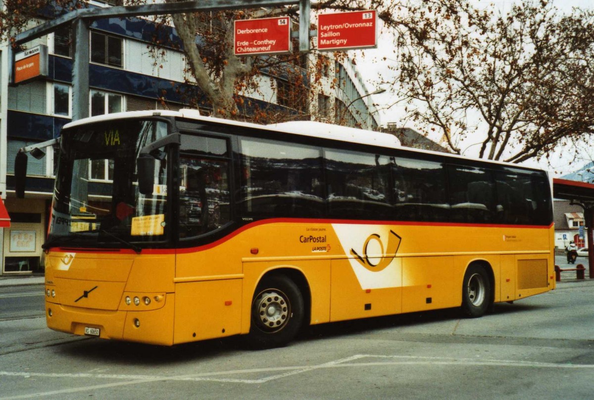 (114'701) - Evquoz, Erde - VS 60'650 - Volvo am 1. Mrz 2009 beim Bahnhof Sion