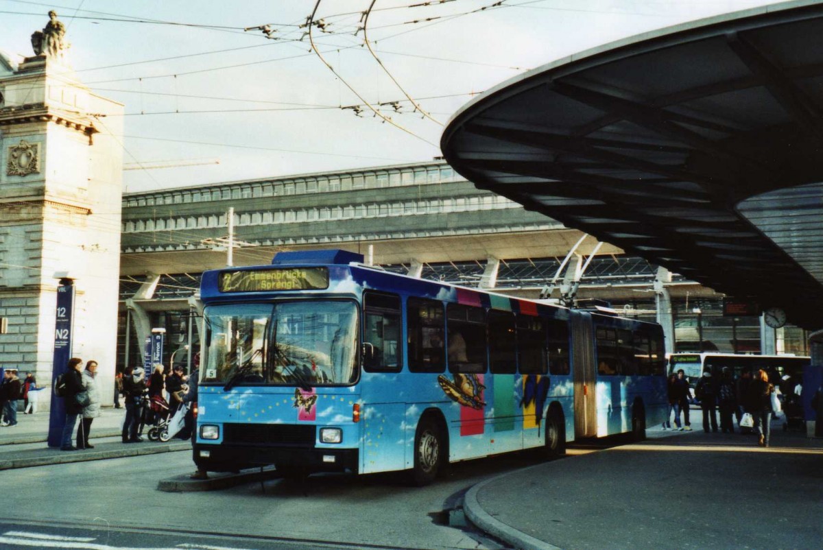 (114'807) - VBL Luzern - Nr. 199 - NAW/Hess Gelenktrolleybus am 7. Mrz 2009 beim Bahnhof Luzern