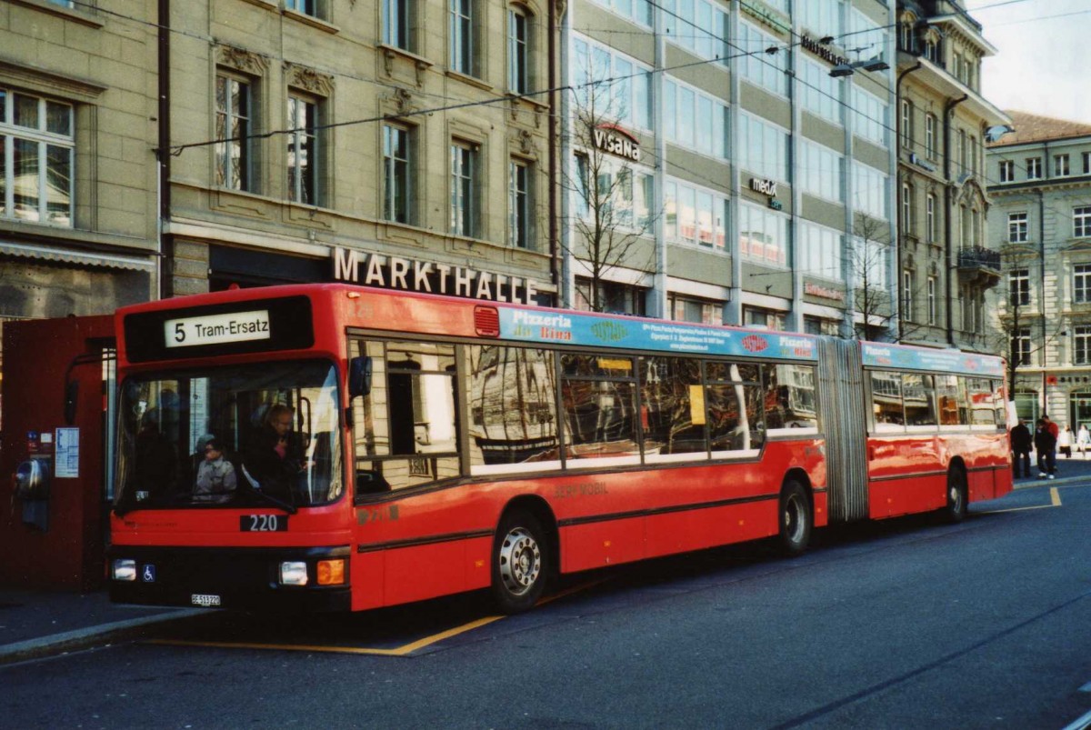 (115'206) - Bernmobil, Bern - Nr. 220/BE 513'220 - MAN am 16. Mrz 2009 beim Bahnhof Bern