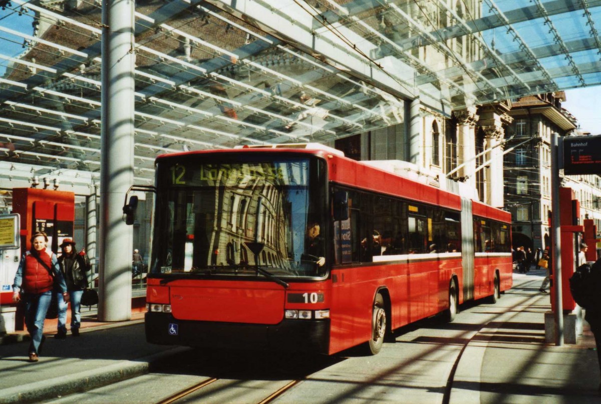 (115'210) - Bernmobil, Bern - Nr. 10 - NAW/Hess Gelenktrolleybus am 16. Mrz 2009 beim Bahnhof Bern